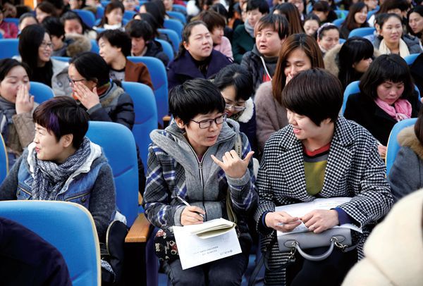A couple mothers discussing at a parenting teaching conference.